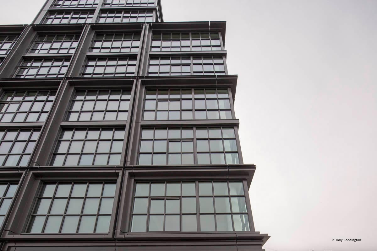 XX114 - Exterior of commercial building with Reynaers window systems