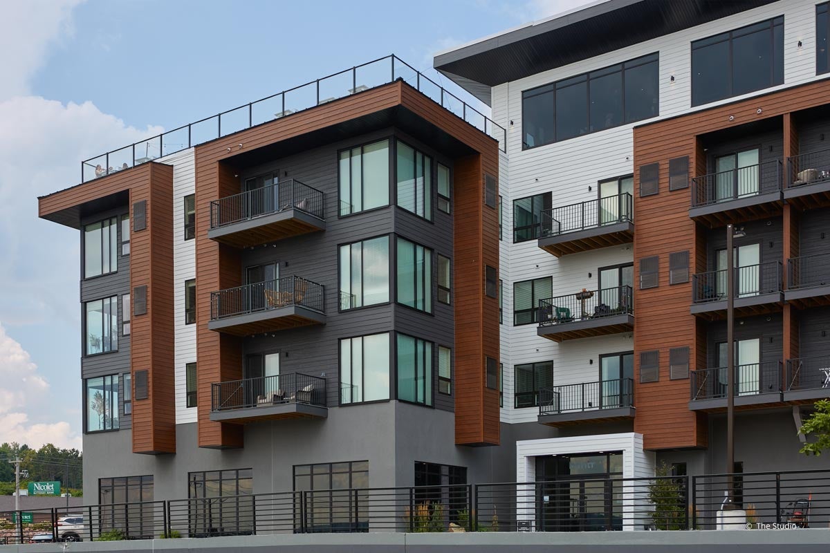 AO921 - Exterior of commercial building with VistaLuxe AL and Forgent windows and doors