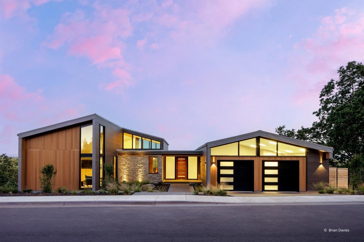 AQ507 - Exterior of home with VistaLuxe AL LINE windows and doors