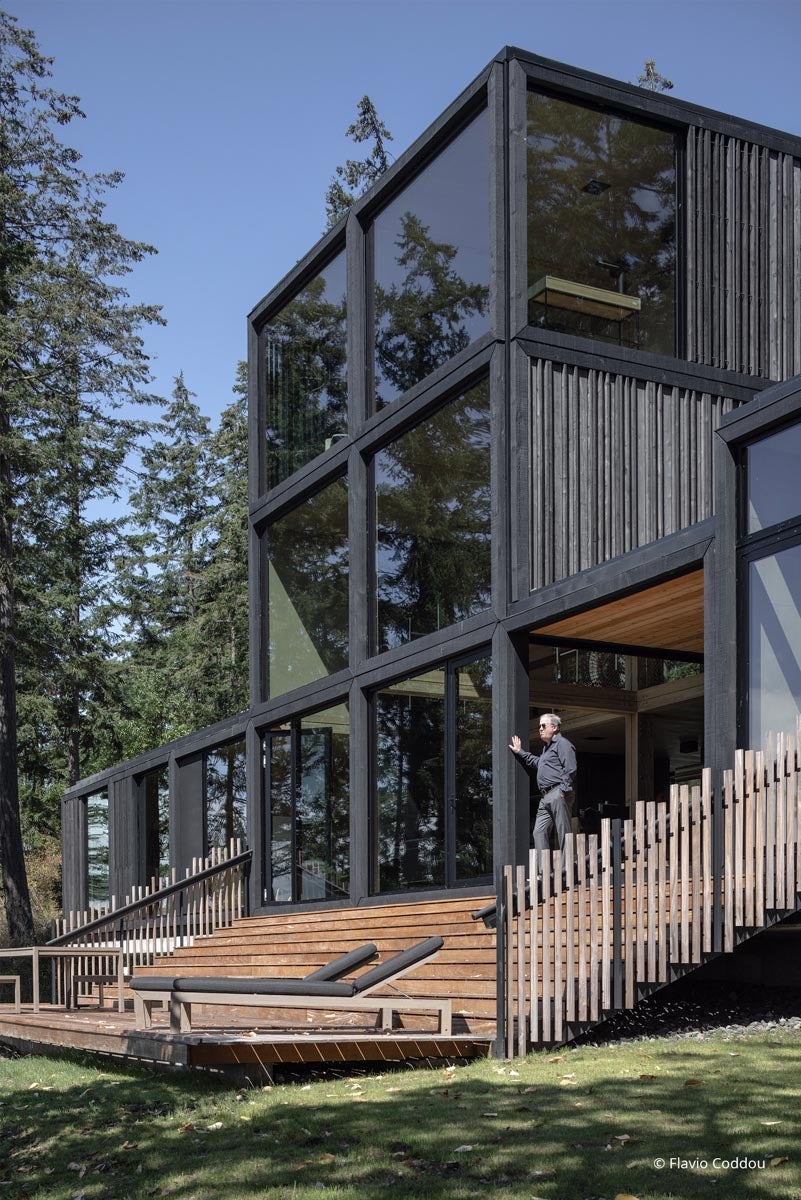 AP703 - Exterior of residential home with VistaLuxe AL LINE windows and doors
