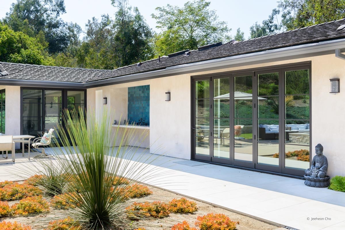 AP368 - Exterior of home with VistaLuxe WD LINE windows and doors
