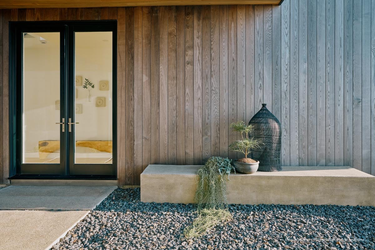 AR216 - Exterior of home with VistaLuxe WD LINE windows and doors