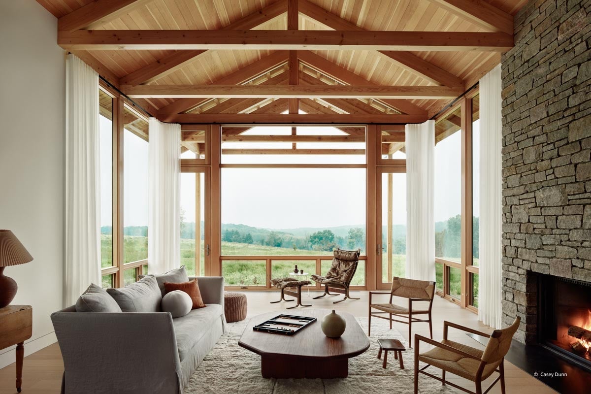 AQ116 - Interior of home with VistaLuxe WD LINE windows and doors