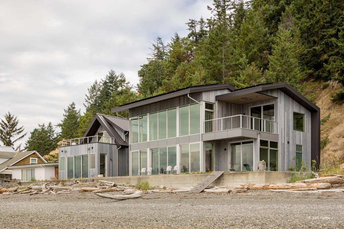 AO402 – Exterior of waterfront home with VistaLuxe windows and doors