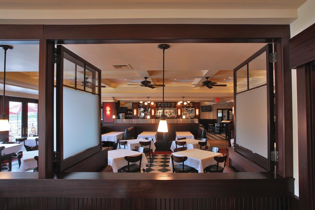 F832 - Cafe Deuxe restaurant