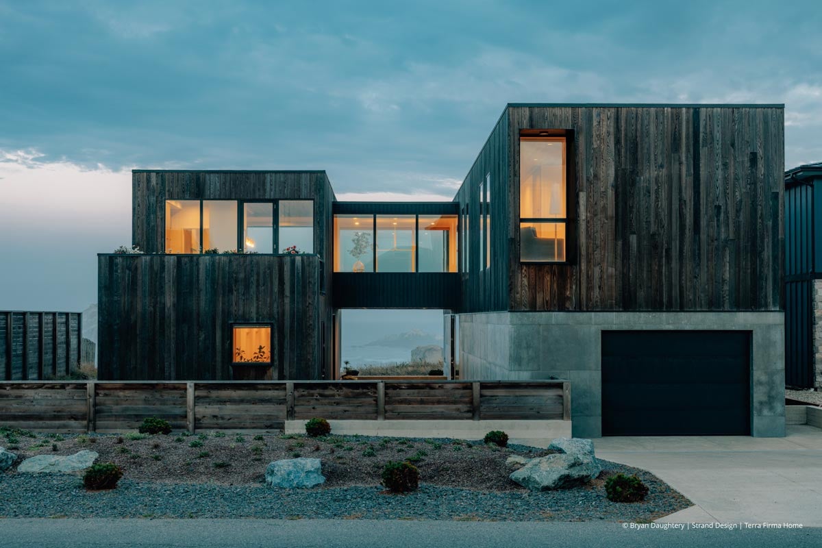 AR246 - Exterior of home with VistaLuxe WD LINE windows and doors