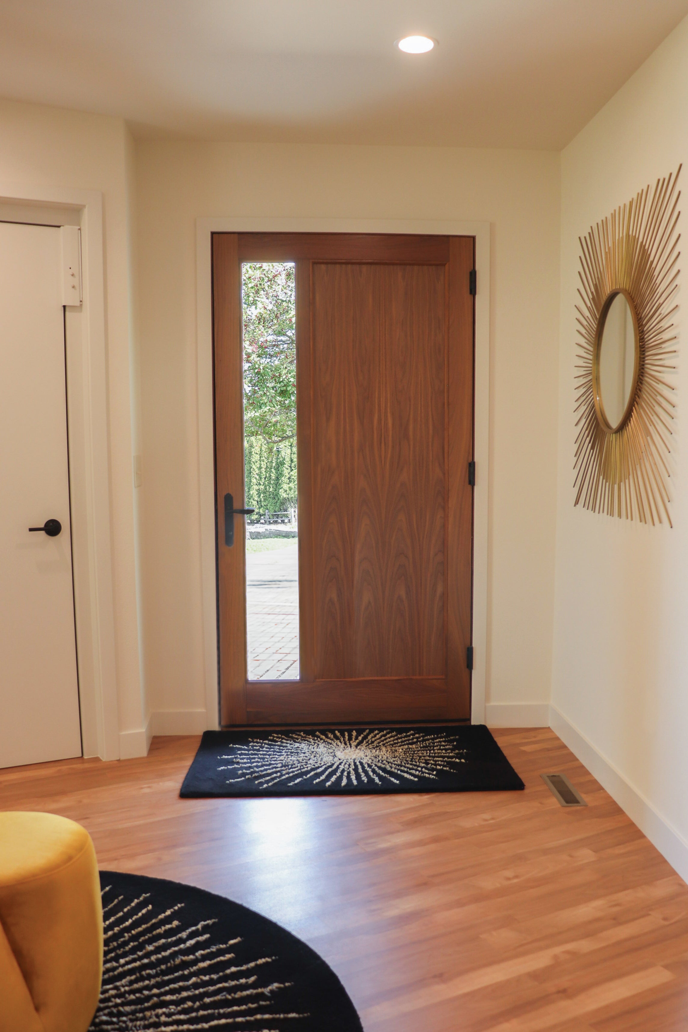 AN407 - Interior of contemporary home with Ultra Series door