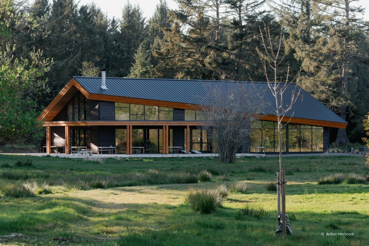 AP801 - Exterior of a commercial building with VistaLuxe AL LINE windows