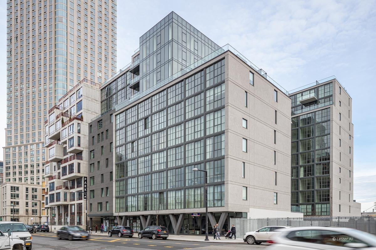 XX502 - Exterior of commercial building with Reynaers window systems