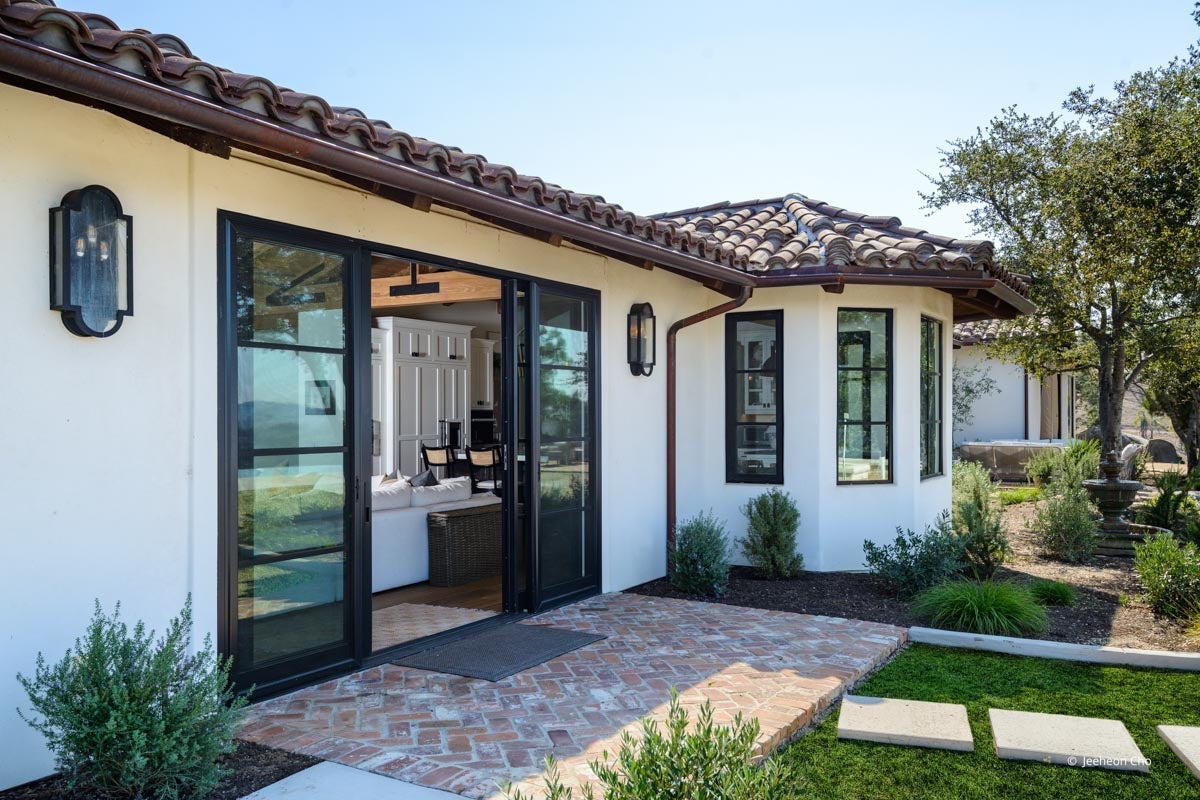AP235 - Exterior of home with VistaLuxe AL & WD LINE windows and doors