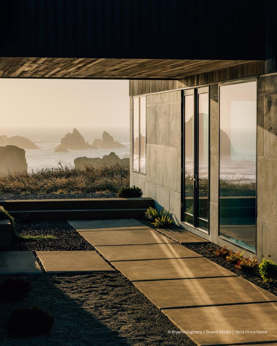 AR235 - Exterior of home with VistaLuxe WD LINE windows and doors