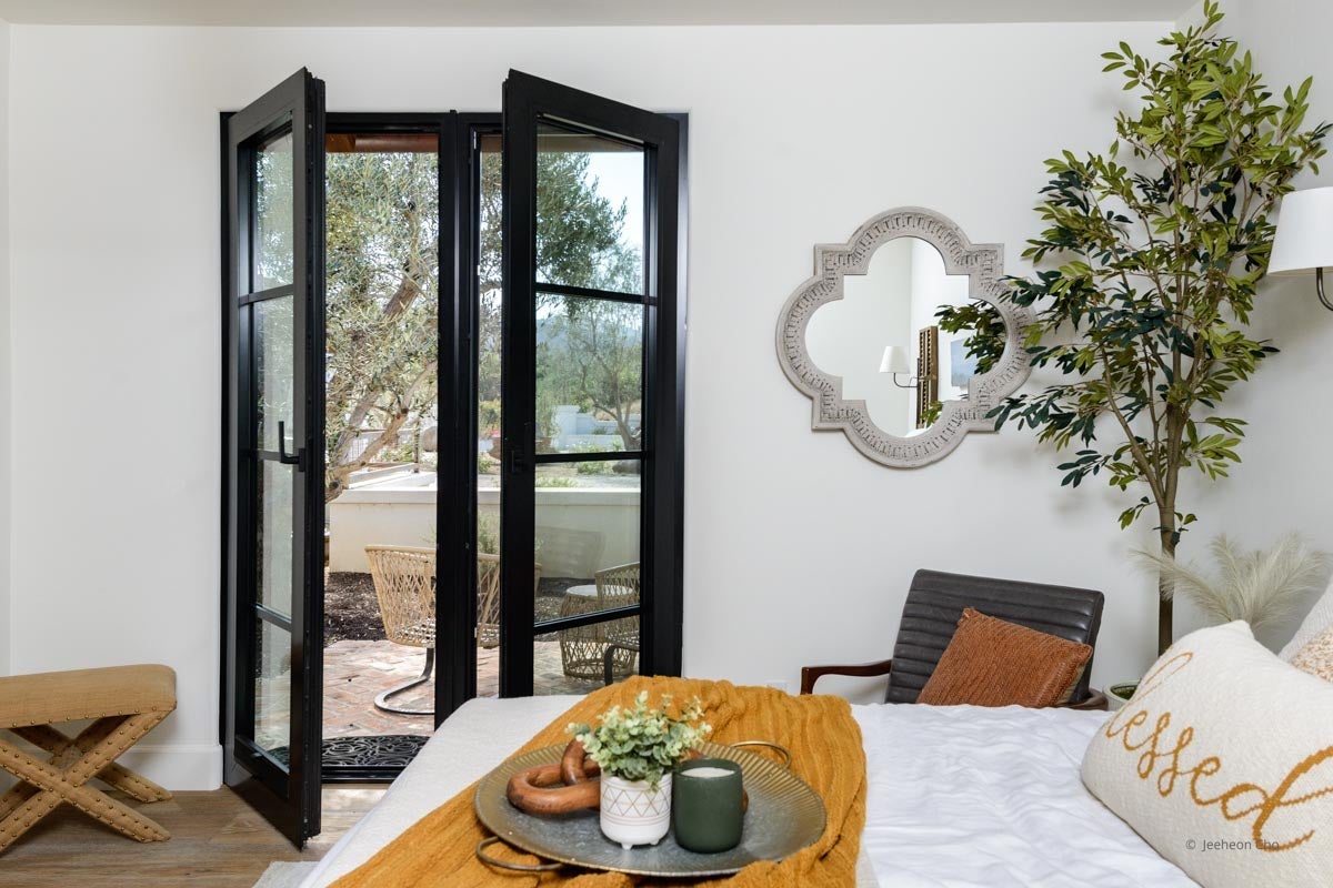 AP270 - Interior of home with VistaLuxe AL LINE windows and doors