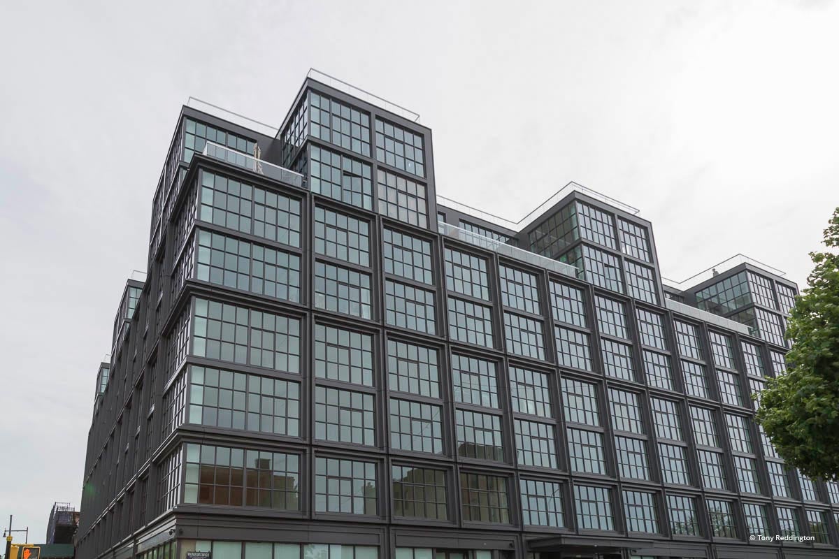 XX107 - Exterior of commercial building with Reynaers window systems