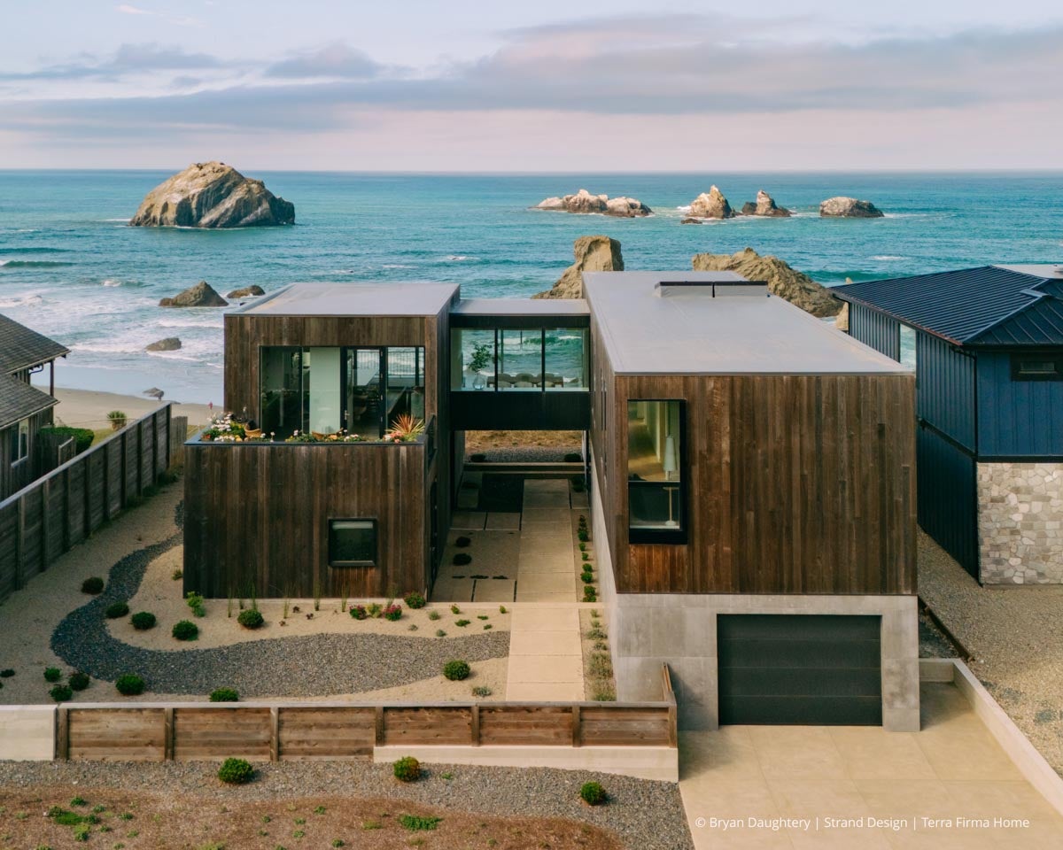 AR202 - Exterior of home with VistaLuxe WD LINE windows and doors