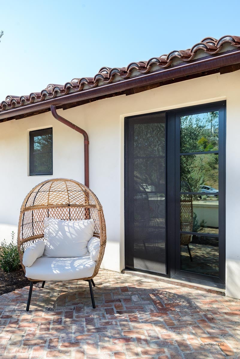 AP217 - Exterior of home with VistaLuxe AL LINE windows and doors