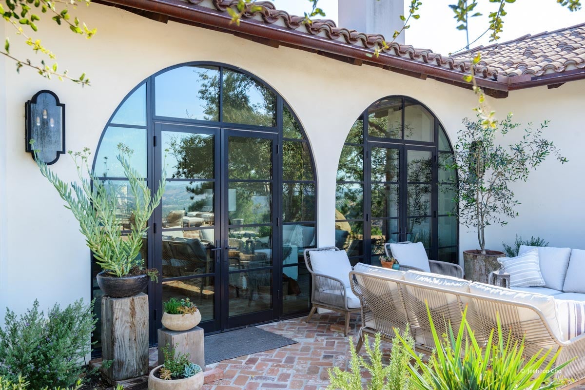 AP229 - Exterior of home with VistaLuxe AL & WD LINE windows and doors