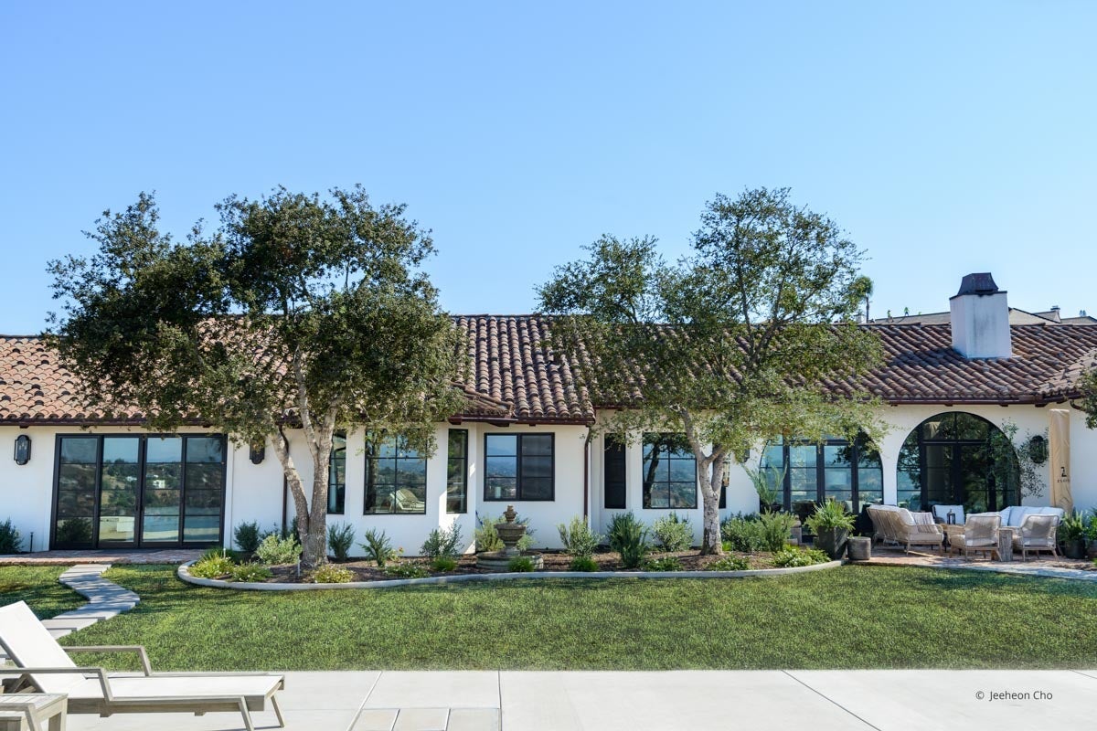 AP238 - Exterior of home with VistaLuxe AL & WD LINE windows and doors