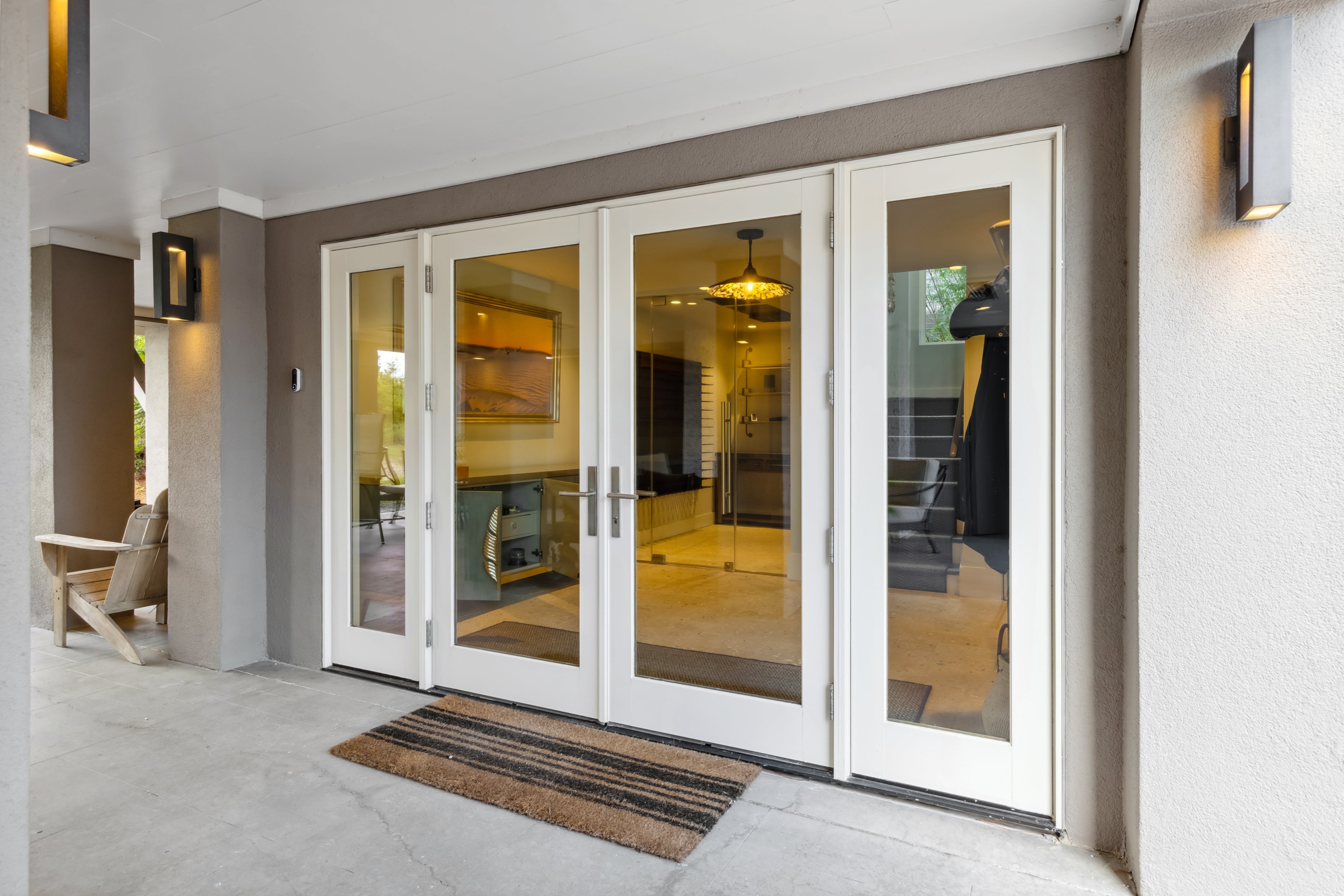 AN512 – Exterior of waterfront home with Ultra windows and doors