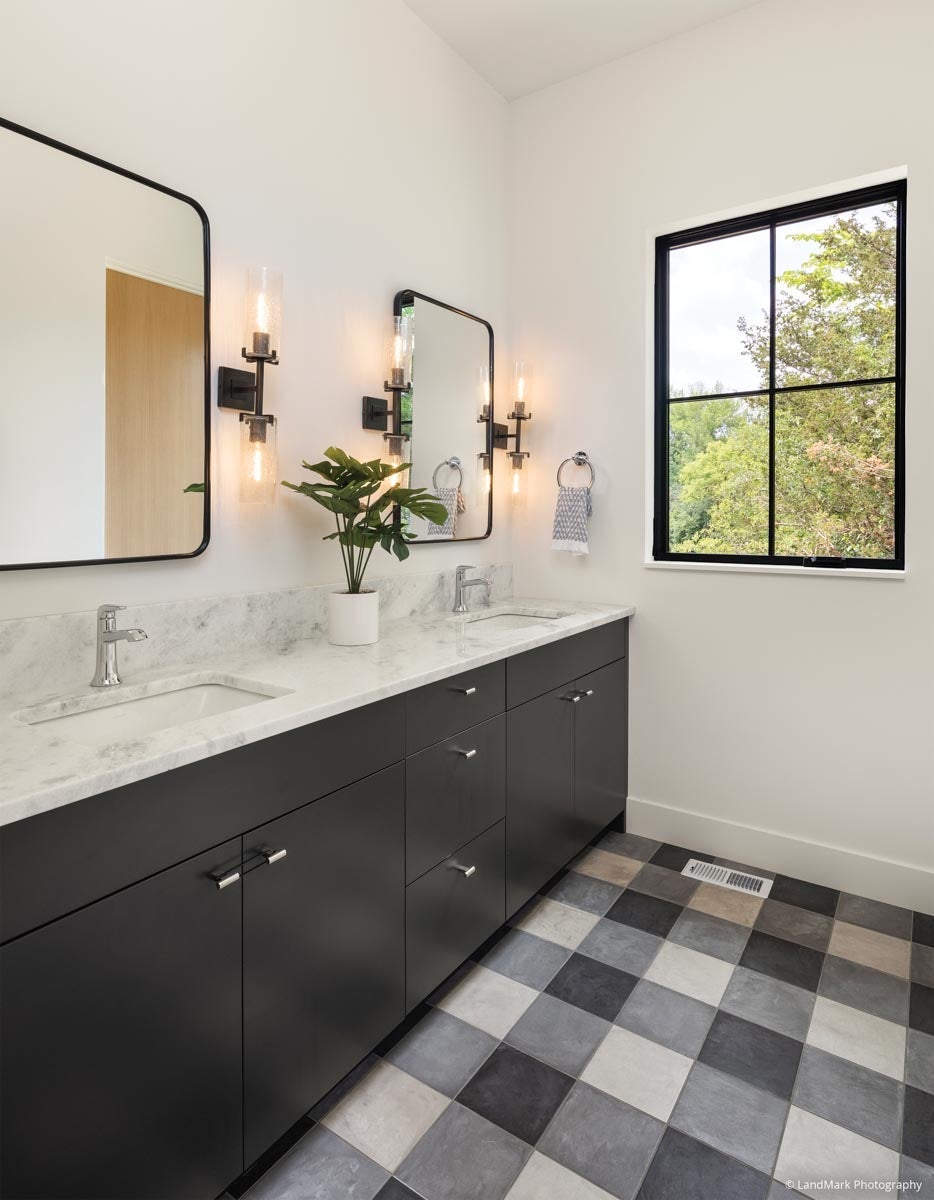 AN328 - bathroom with VistaLuxe Collection window