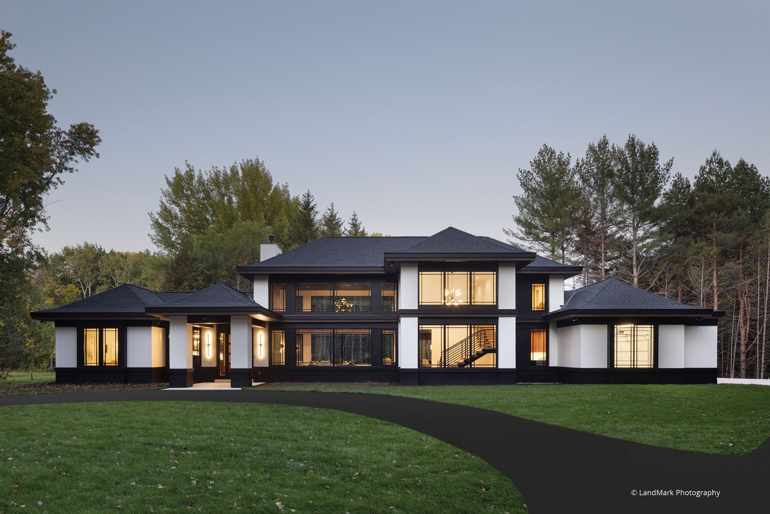 AN827 - Exterior of contemporary home with Vistaluxe windows