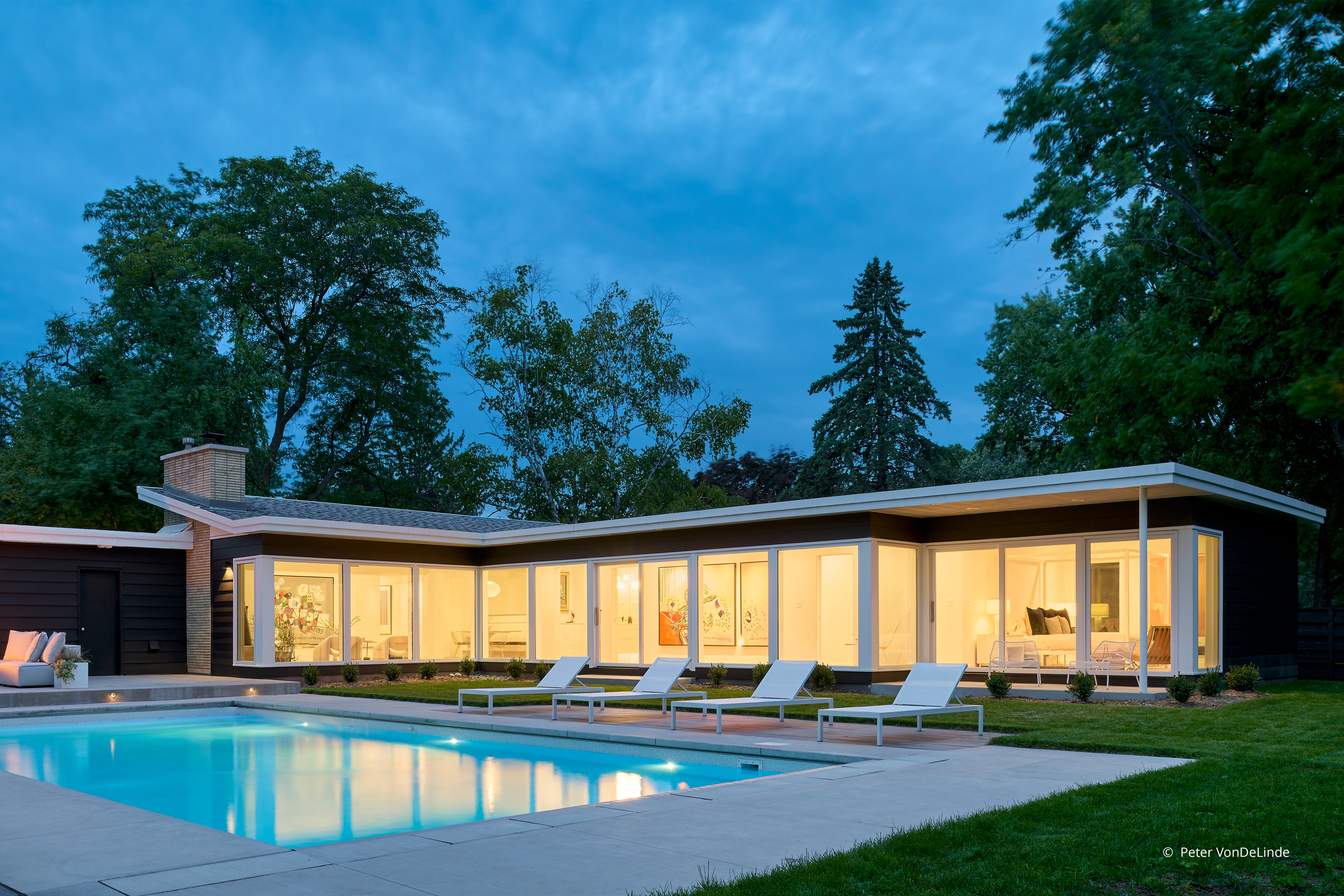 AO103 - Exterior of contemporary home with Forgent Series windows and doors