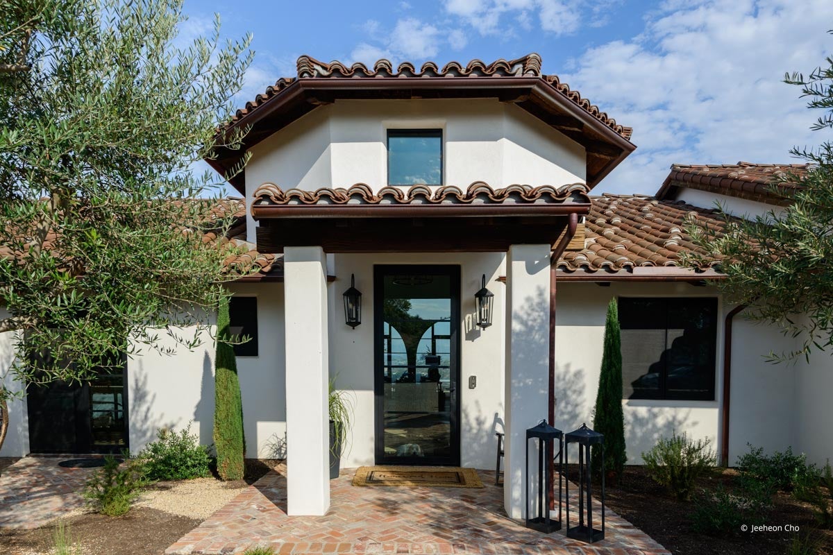 AP215 - Exterior of home with VistaLuxe AL LINE windows and doors