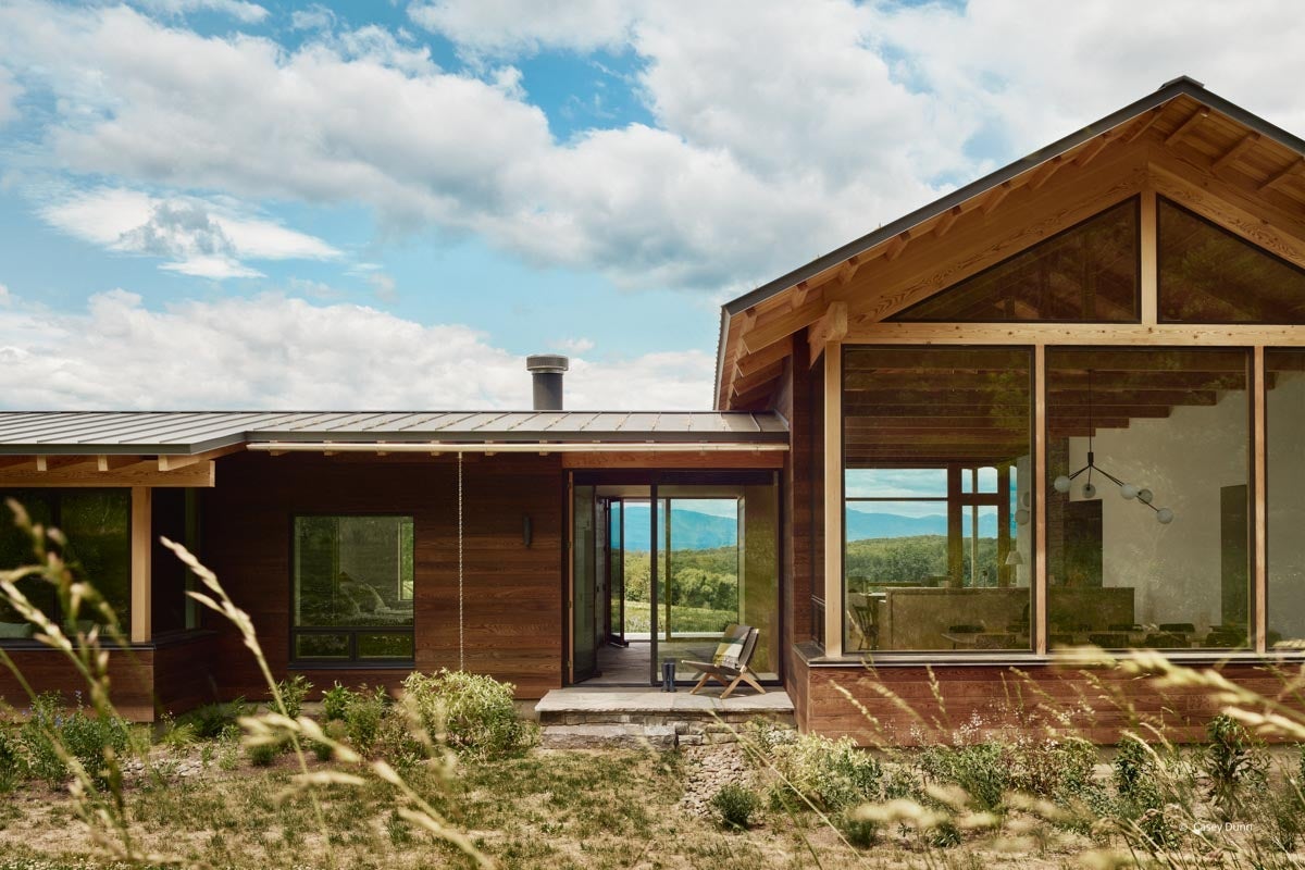 AQ101 - Exterior of home with VistaLuxe WD LINE windows and doors