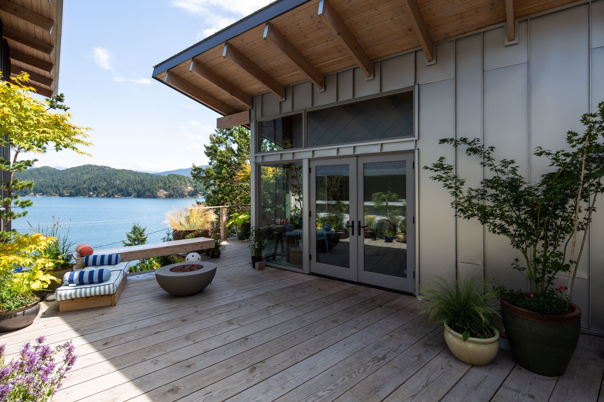 AN661 - Exterior of contemporary home with Ultra Series windows and doors