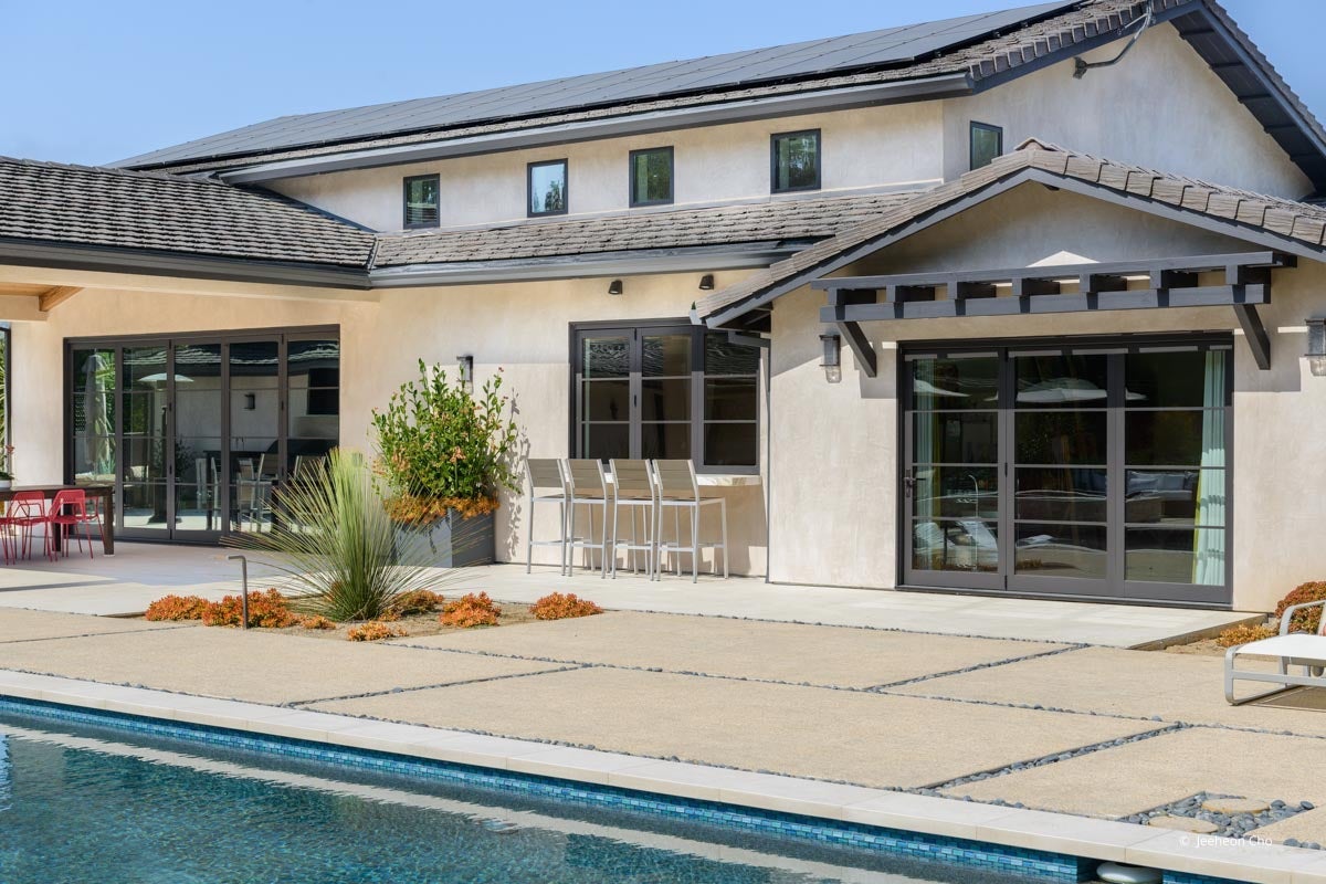 AP360 - Exterior of home with VistaLuxe WD LINE windows and doors