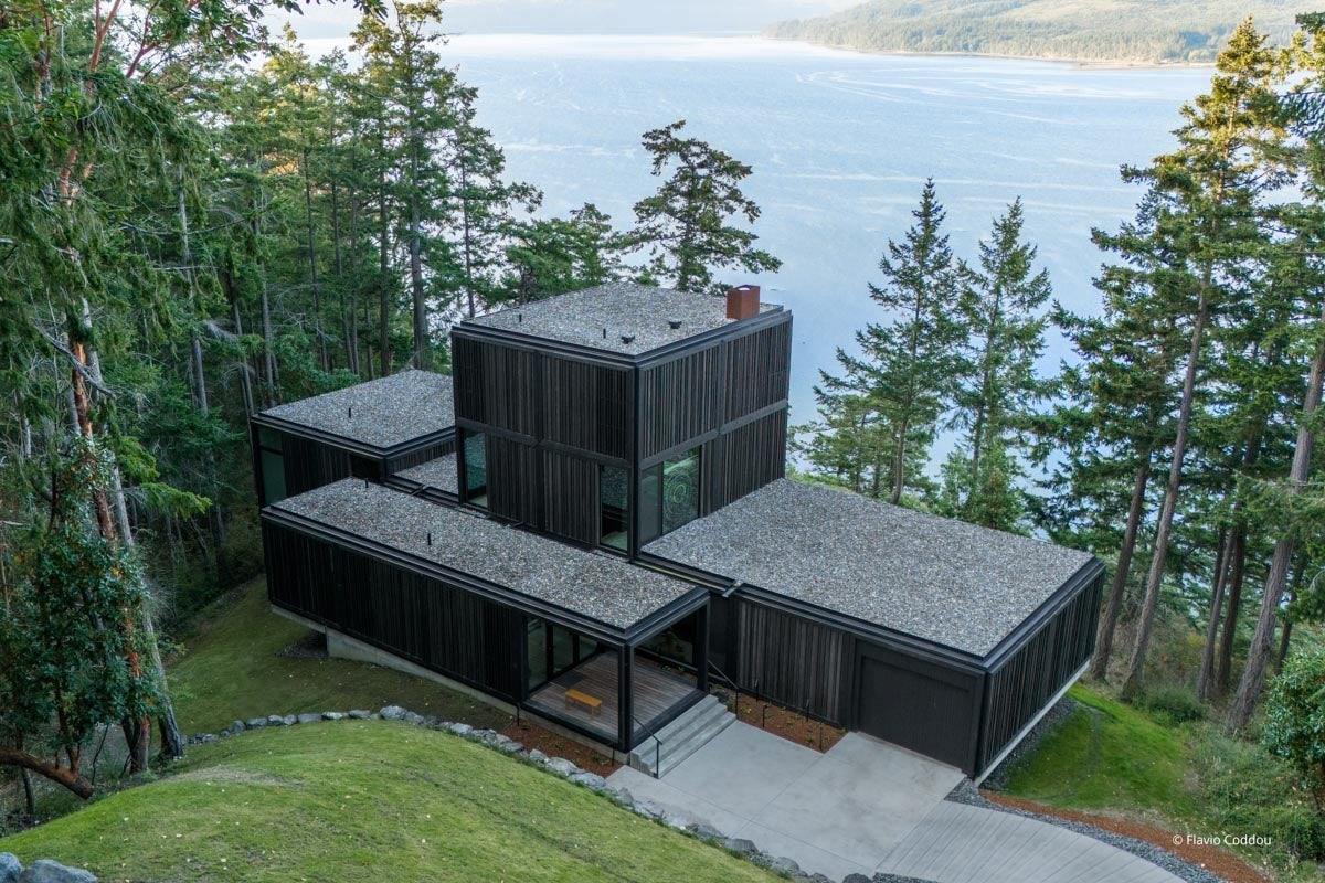 AP712 - Exterior of residential home with VistaLuxe AL LINE windows and doors