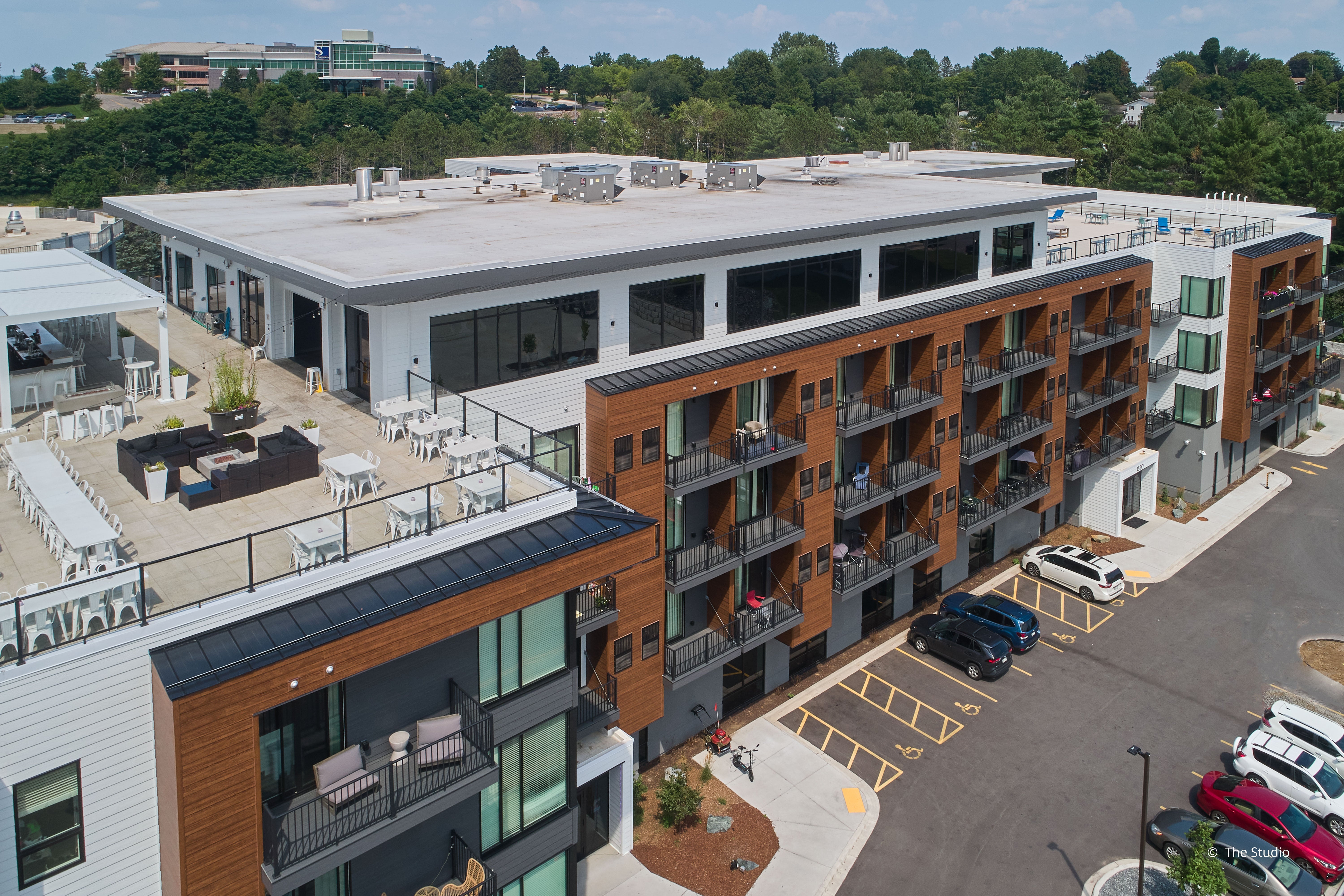 AO917 - Exterior of commercial building with VistaLuxe AL and Forgent windows and doors
