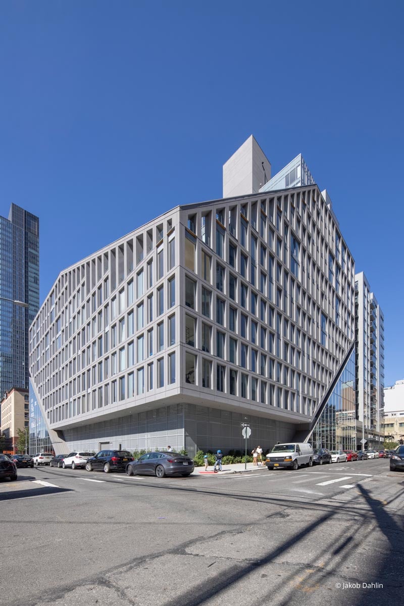 XX202 - Exterior of commercial building with Reynaers window systems