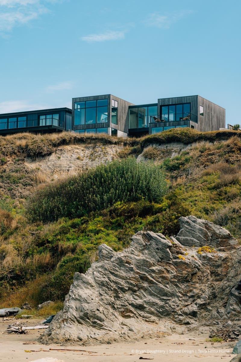 AR220 - Exterior of home with VistaLuxe WD LINE windows and doors