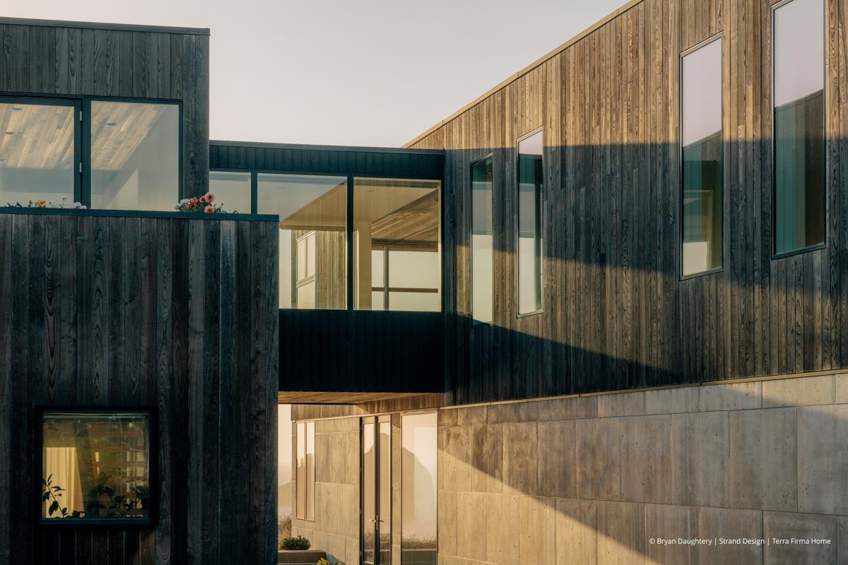 AR234 - Exterior of home with VistaLuxe WD LINE windows and doors