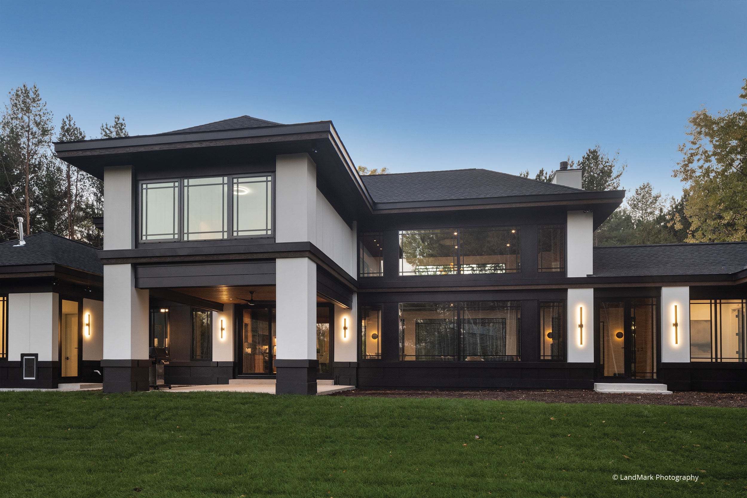 AN826 - Exterior of contemporary home with Vistaluxe windows