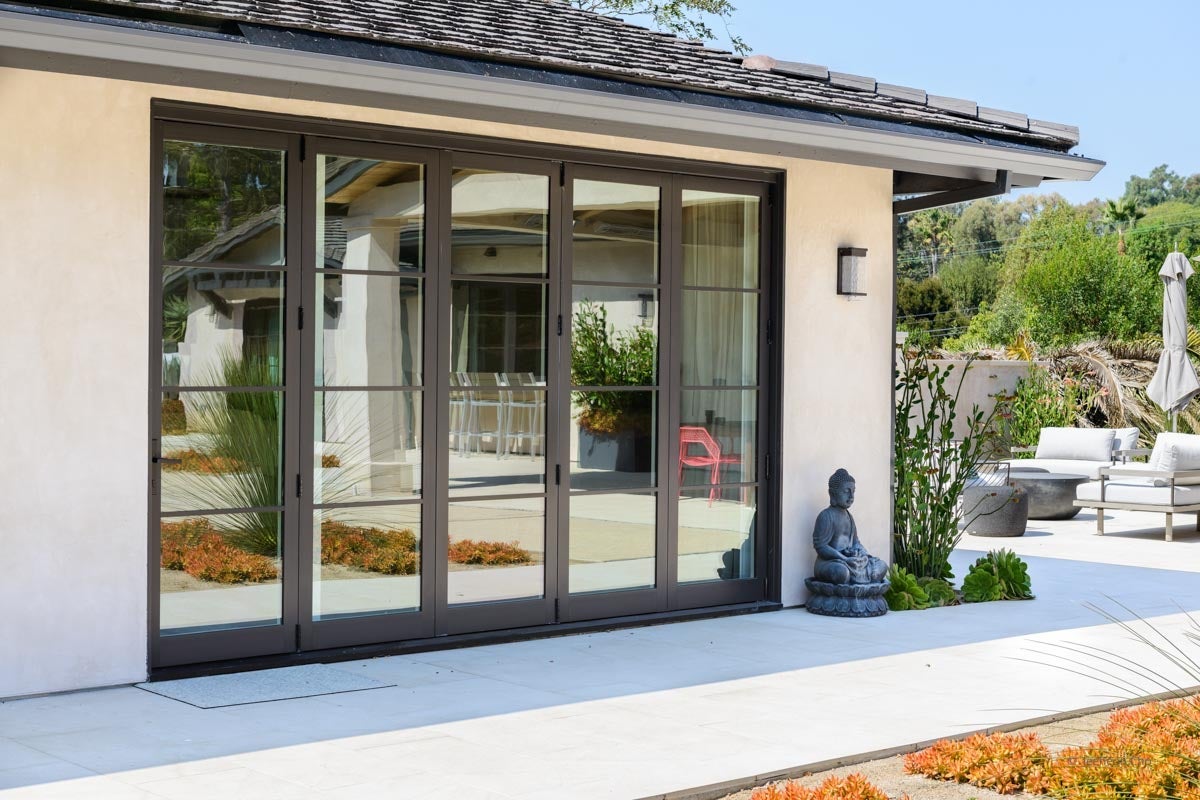 AP371 - Exterior of home with VistaLuxe WD LINE windows and doors