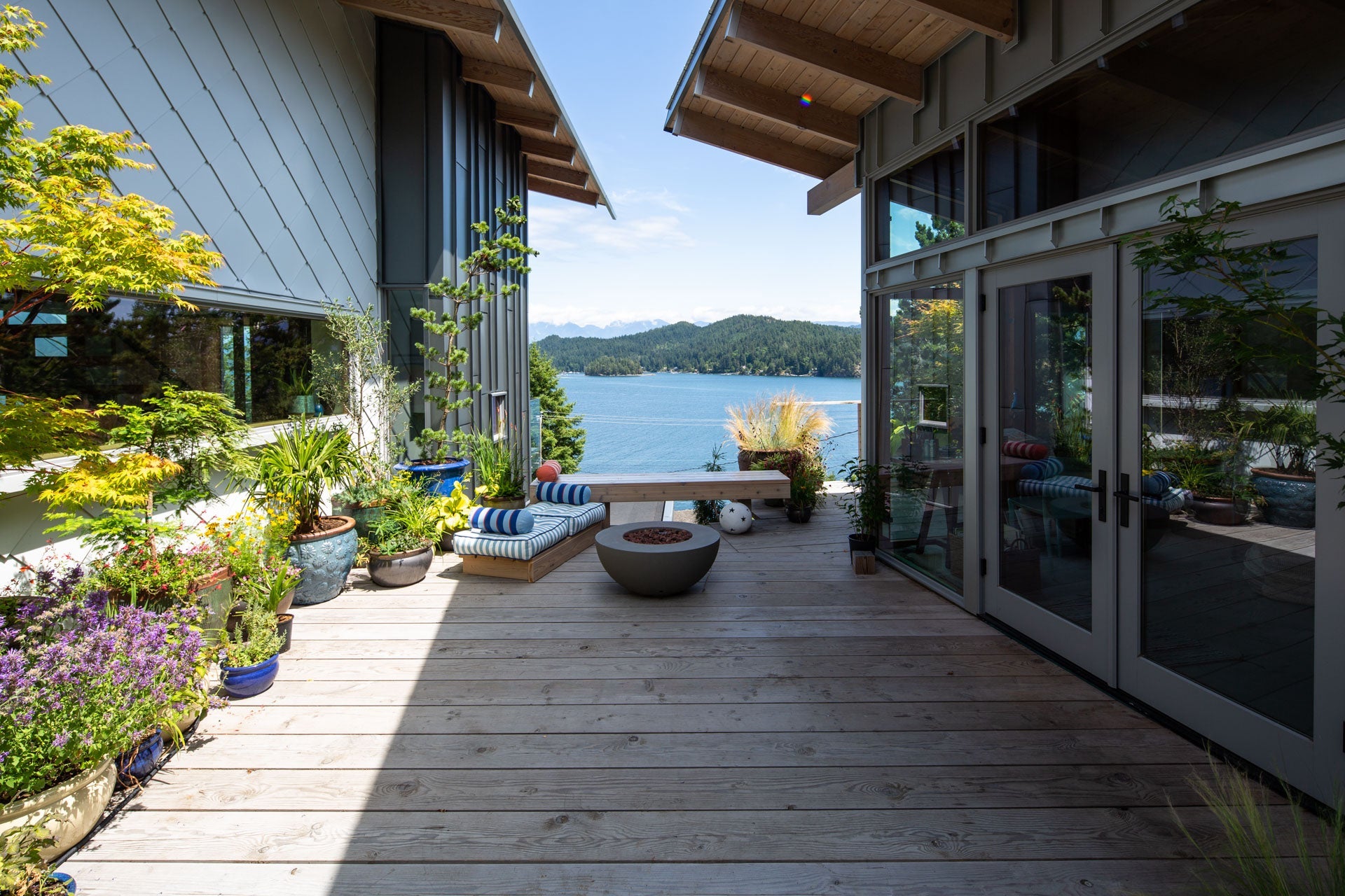 AN662 - Exterior of contemporary home with Ultra Series windows and doors
