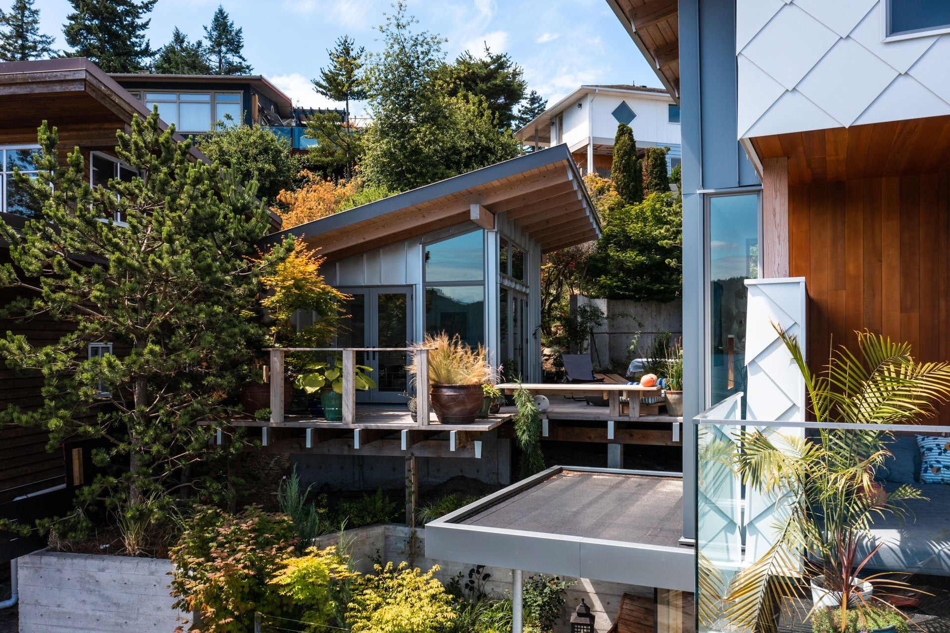AN629 - front of contemporary home with Ultra Series windows and doors