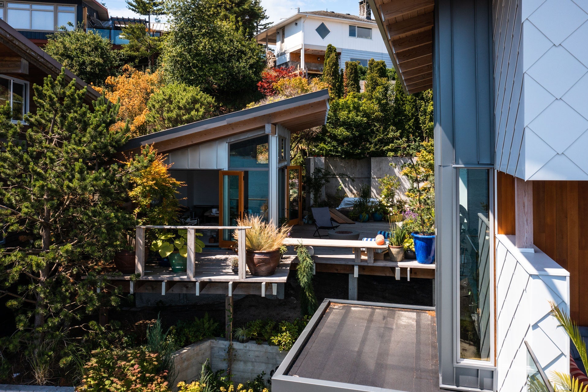 AN610 - front of contemporary home with Ultra Series windows and doors