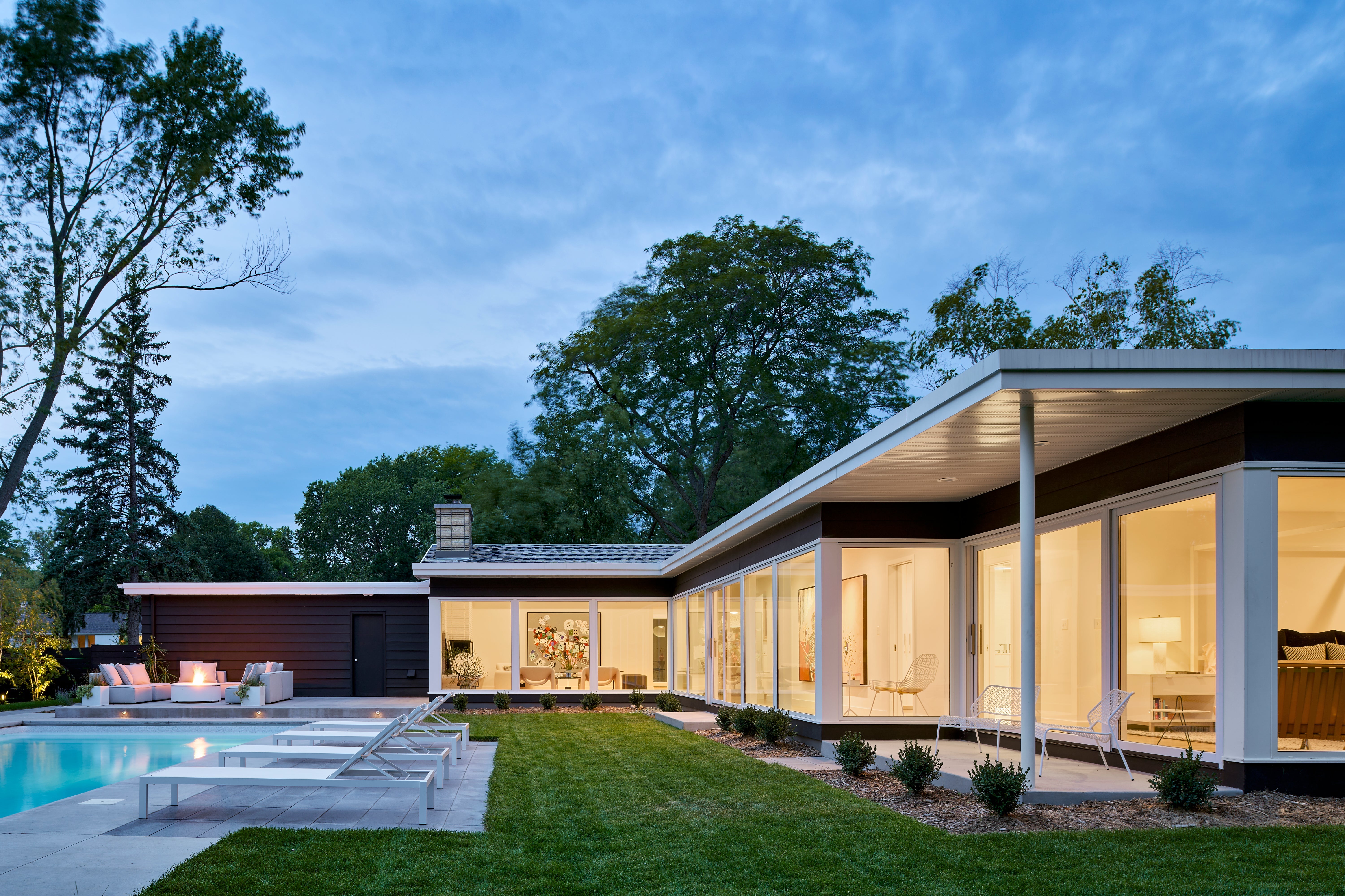 AO101 - Exterior of contemporary home with Forgent Series windows and doors