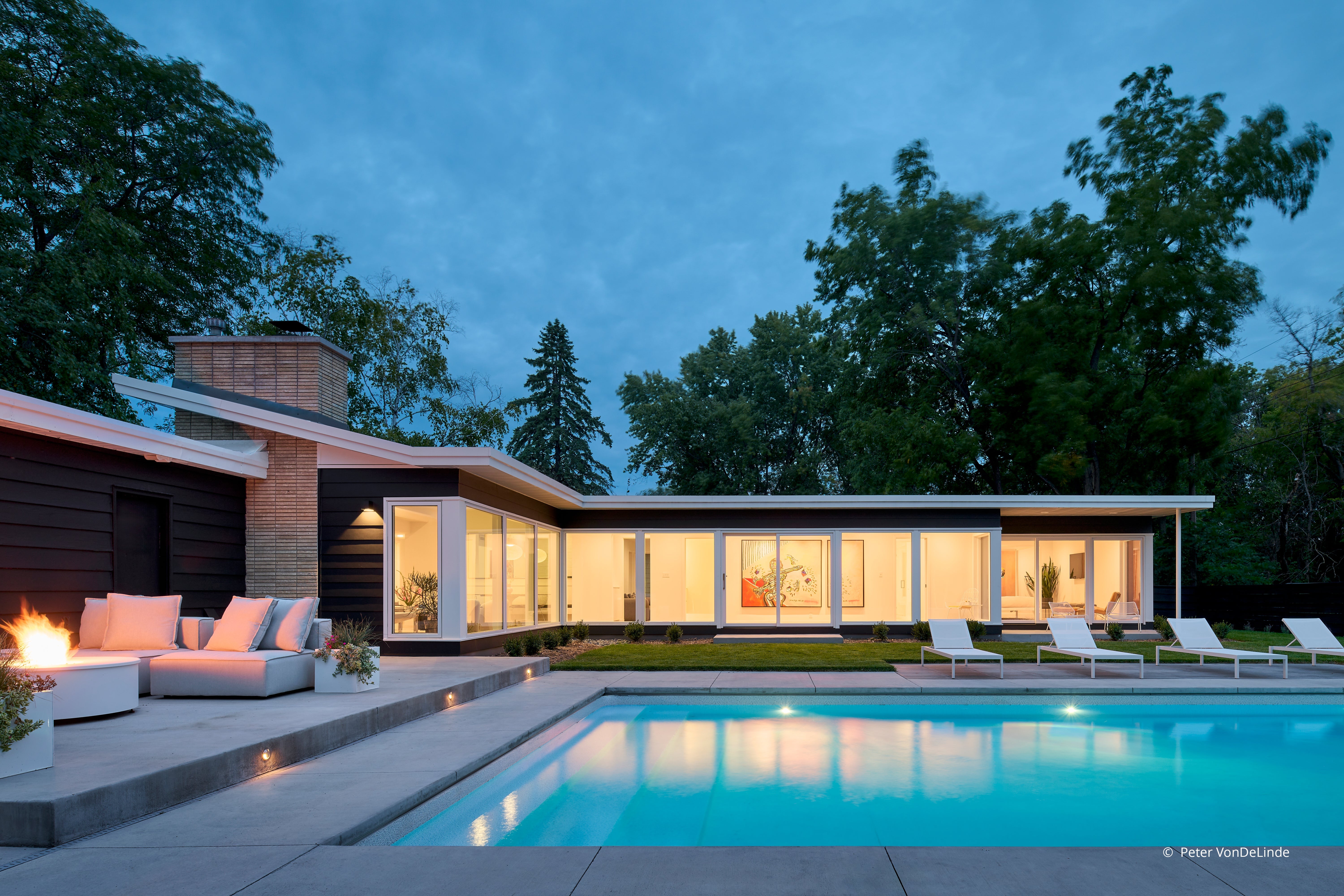 AO102 - Exterior of contemporary home with Forgent Series windows and doors