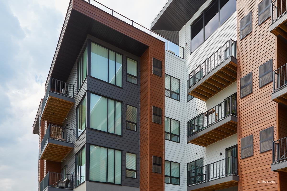 AO922 - Exterior of commercial building with VistaLuxe AL and Forgent windows and doors