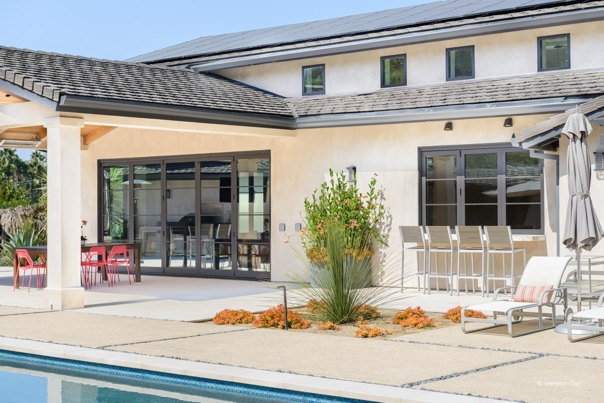 AP353 - Exterior of home with VistaLuxe WD LINE windows and doors