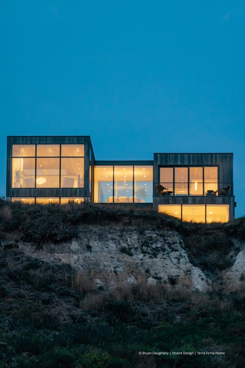 AR266 - Exterior of home with VistaLuxe WD LINE windows and doors