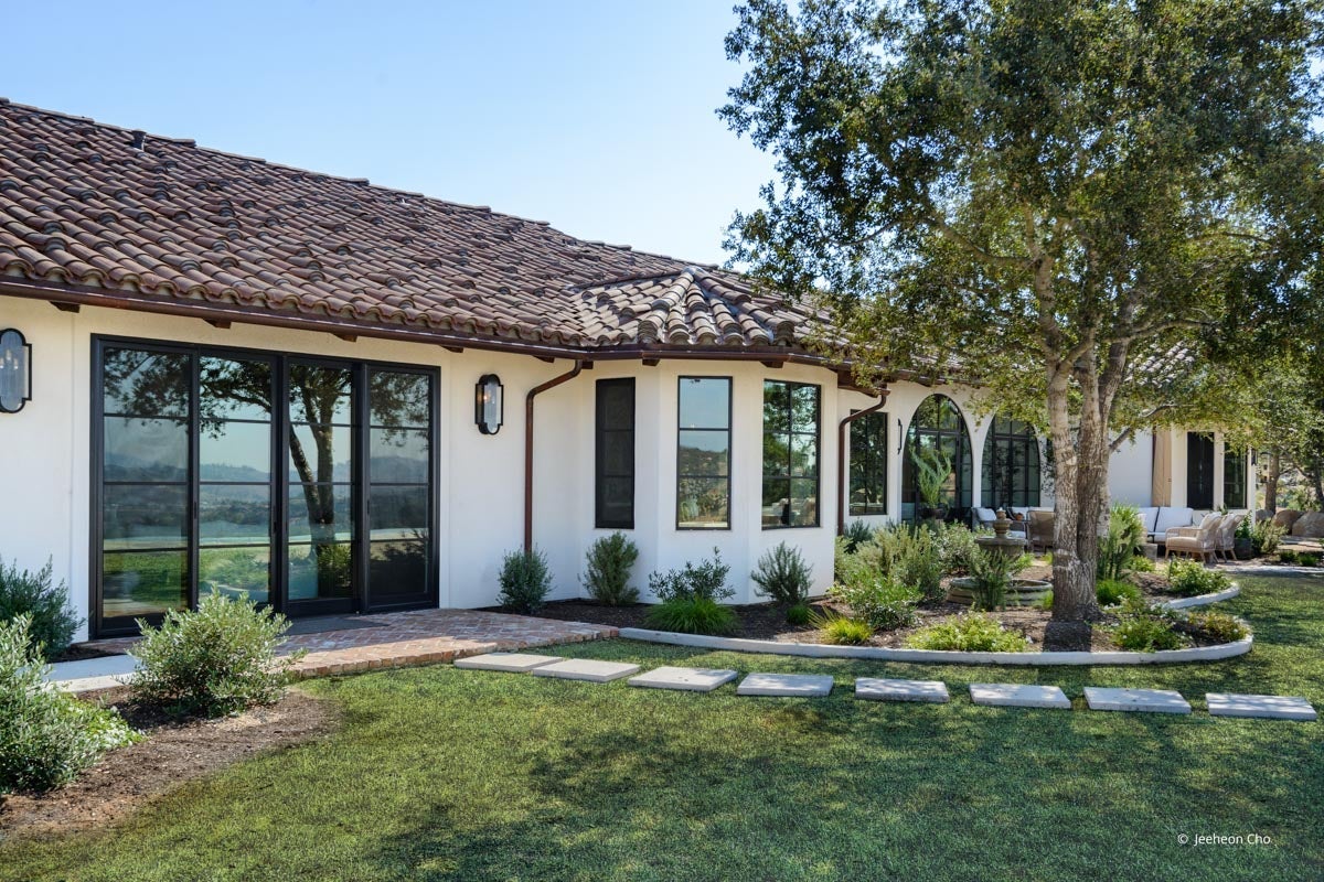 AP238 - Exterior of home with VistaLuxe AL & WD LINE windows and doors