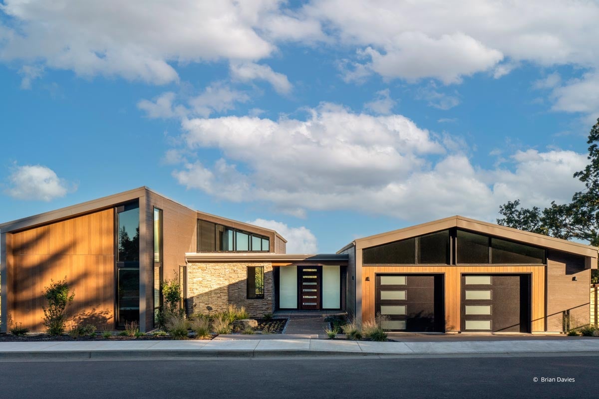 AQ500 - Exterior of home with VistaLuxe AL LINE windows and doors