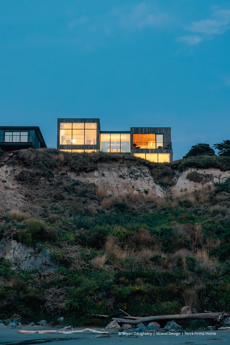 AR267 - Exterior of home with VistaLuxe WD LINE windows and doors
