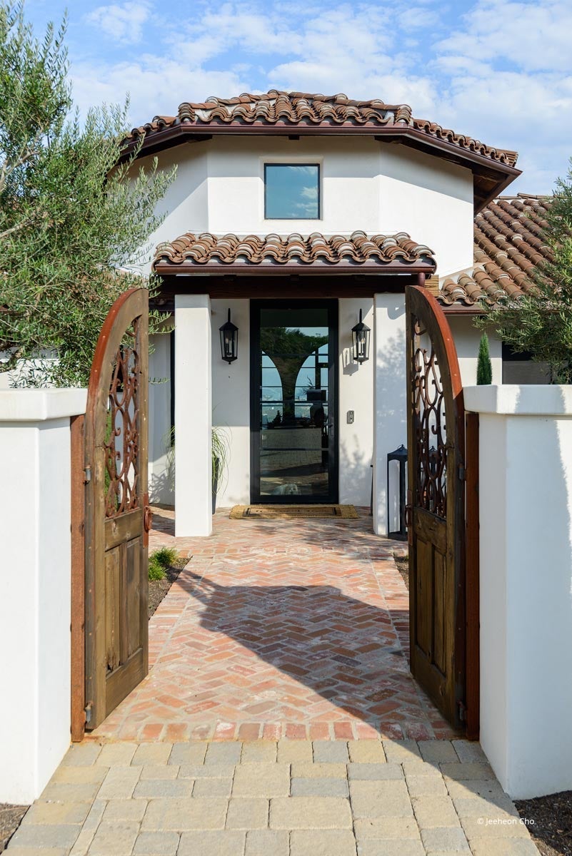 AP212 - Exterior of home with VistaLuxe AL LINE windows and doors