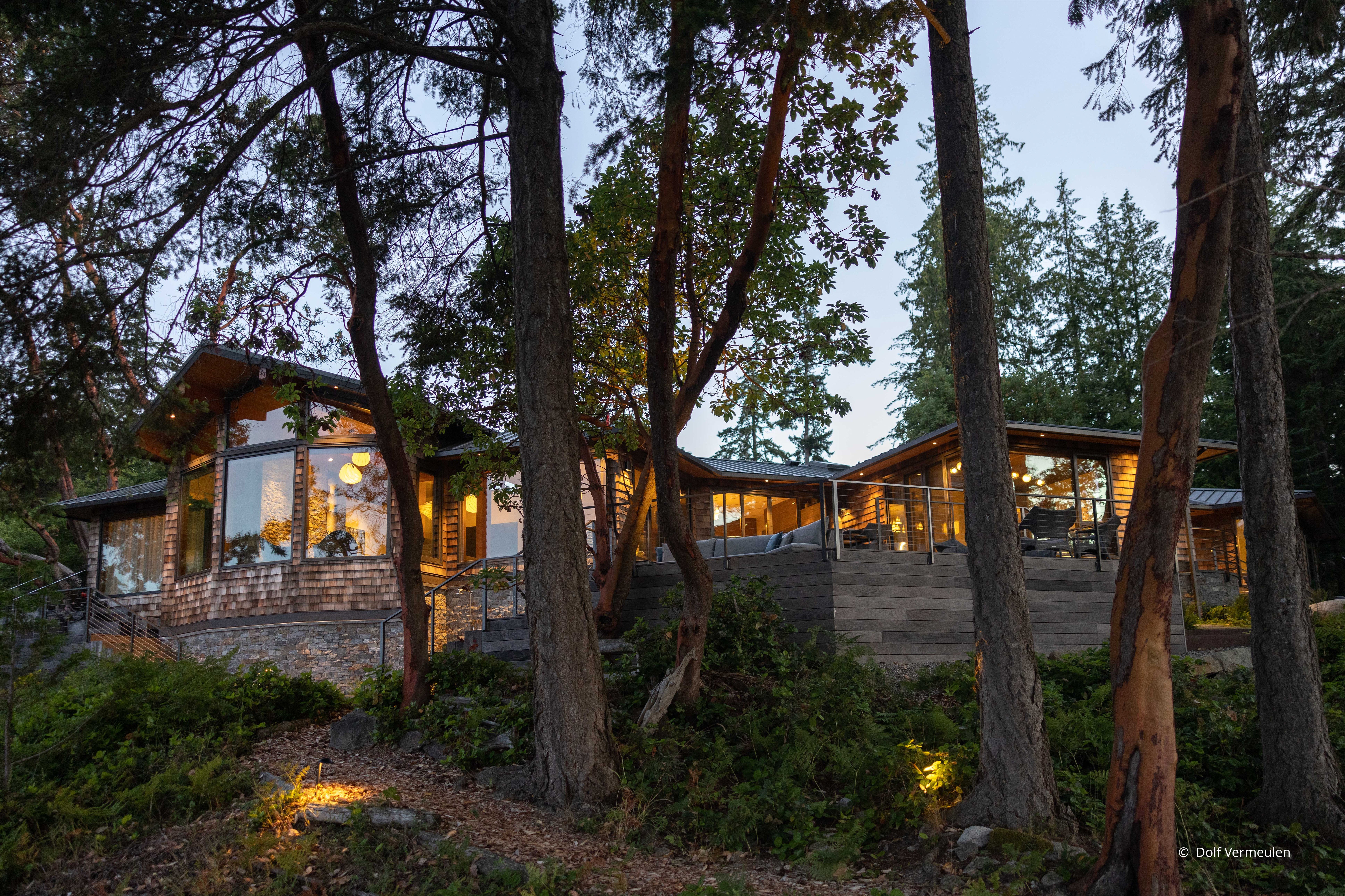 AO324 - Exterior of contemporary home with Ultra Series windows and doors