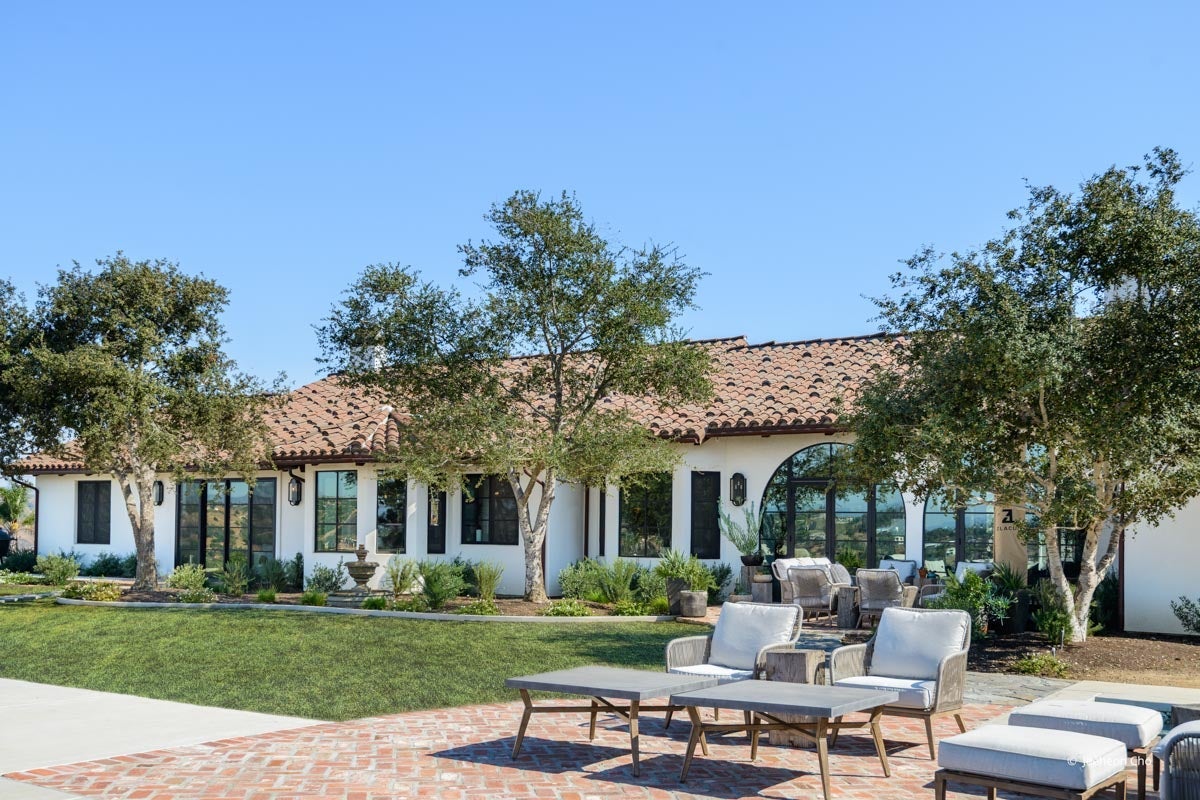 AP245 - Exterior of home with VistaLuxe AL & WD LINE windows and doors